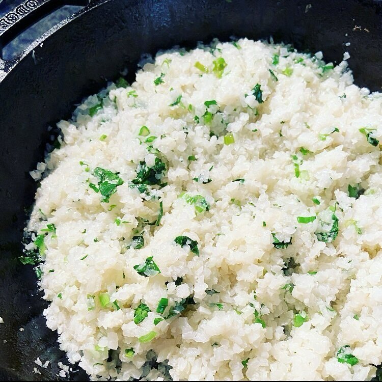 Garlic cauliflower rice makes the perfect taco Tuesday low carb side option&hellip; #justsaying 

full recipe on lindsayEats.com
link in bio @_lindsayeats_ 

#cauliflowet #cauliflowerrice #rice #garlic #tacotuesday #sides #side #vegetables #vegetaria