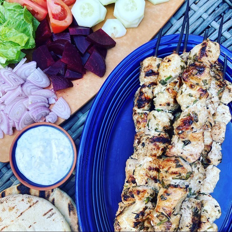 Literally what&rsquo;s in my fridge being prepped for dinner tonight&hellip; and you too can make some chicken souvlaki for pitas, salads, or just plain snacking

full recipe on lindsayEats.com
link in bio @_lindsayeats_ 

#chicken #poultry #souvlaki
