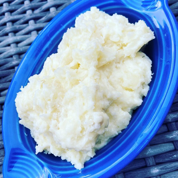 Classic mashed potatoes... perfect Memorial Day side for those fried chicken sandos....

full recipe on lindsayEats.com
link in bio @_lindsayeats_ 

#potato #mashedpotato #sides #gravy #vegetarian #picnic #bbq #memorialday #foodinspo #foodstagram #in