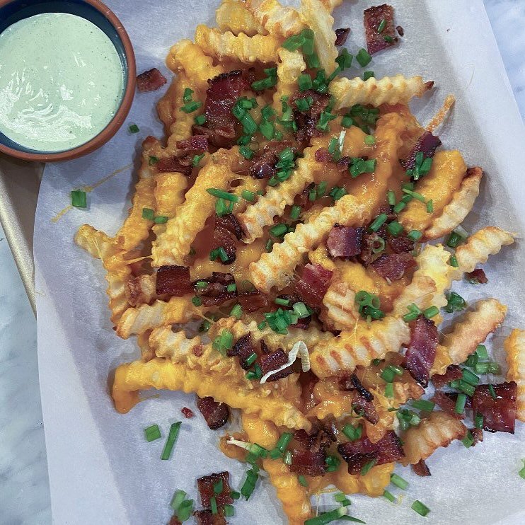 Who's down with island fries?

Ingredients:

5 russet potatoes, peeled and cut with a crinkle cutter
1 t salt
3 T evoo
2 c shredded cheddar cheese
1 pack bacon, cooked and crumbled
1 bunch green onions, sliced
ranch 

Directions: 

Preheat oven to 45