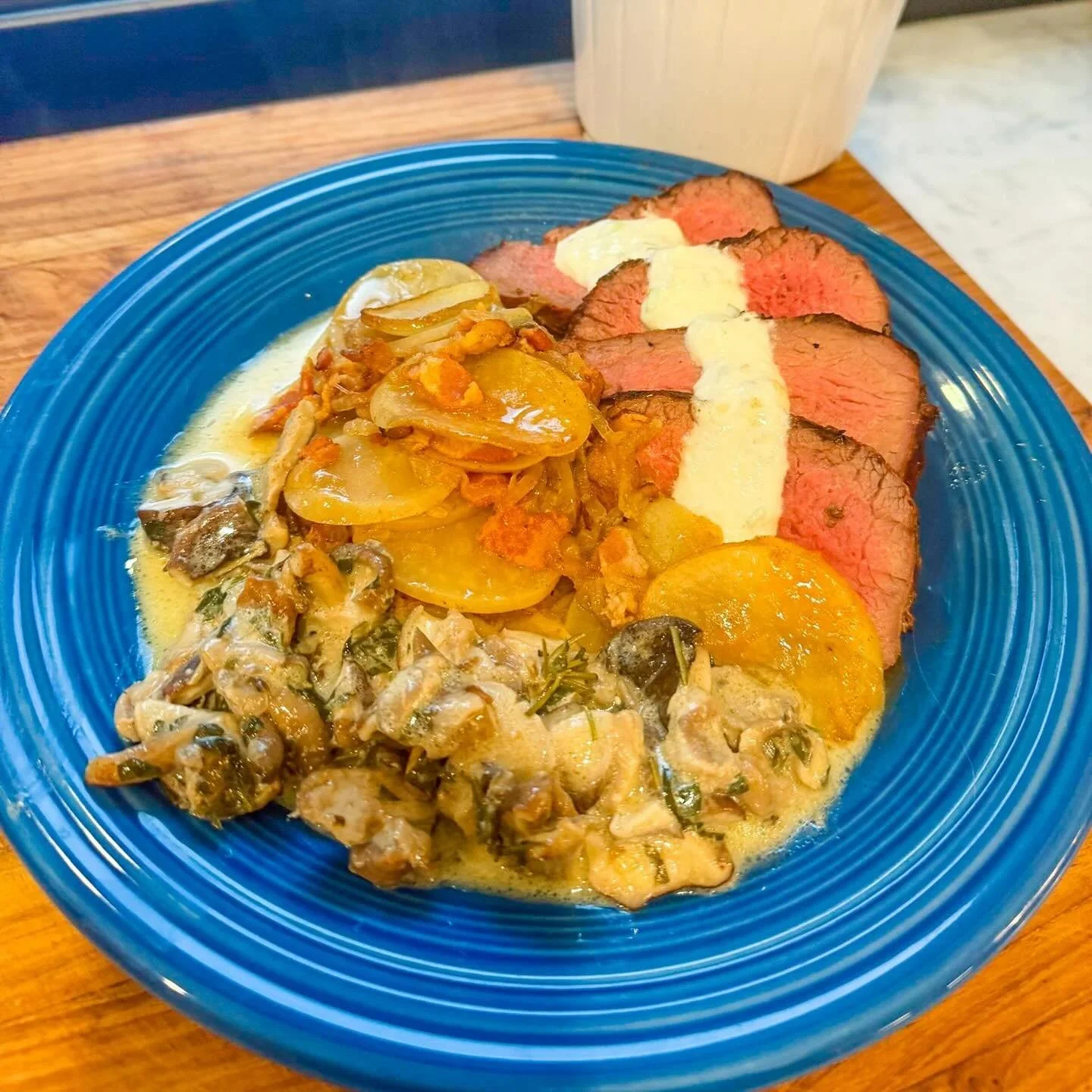 Pinot marinated tri tip with creamy horseradish sauce. &quot;Weekend&quot; up. ⚡️ 

full recipe on lindsayEats.com
link in bio @_lindsayeats_ 

#tritip #pinotnoir #horseradish #meat #grill #foodinspo #foodpics #instafood #foodstagram #tailgate #boltu