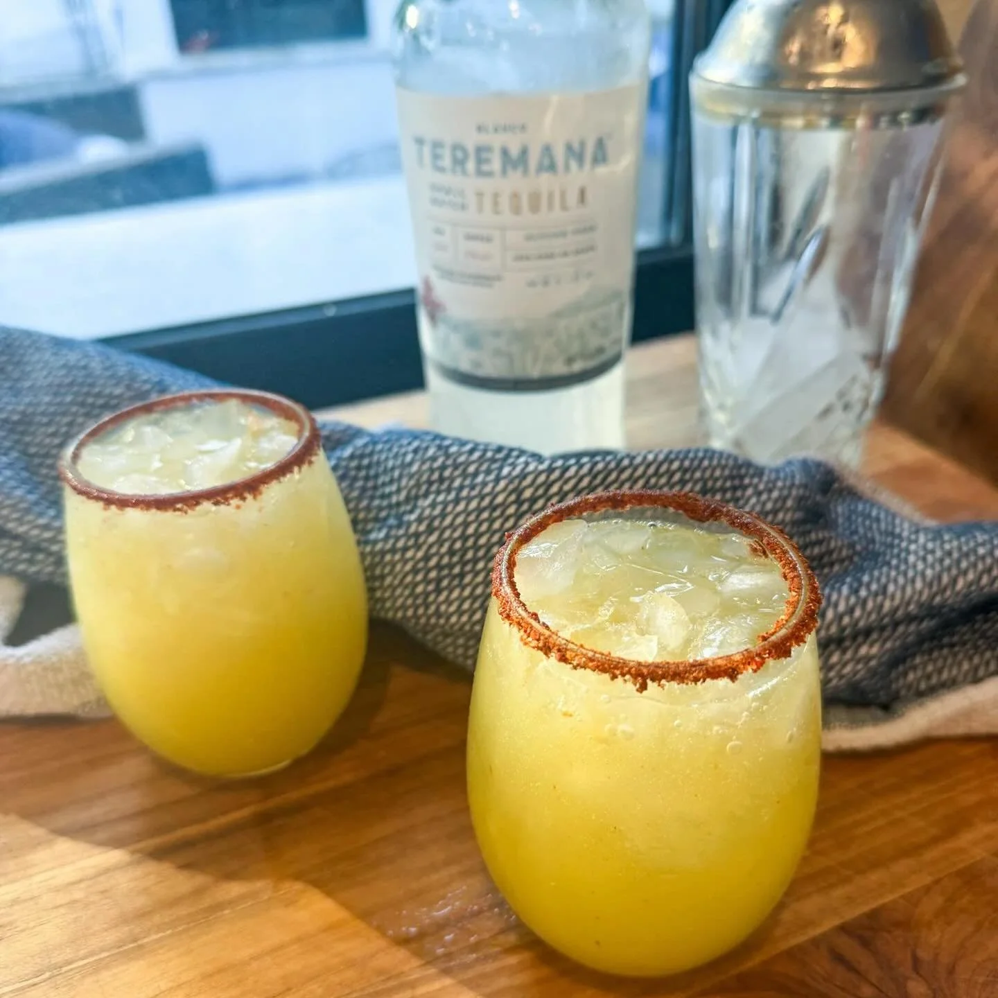 Peach habanero tomatillo margarita.

It&rsquo;s a mouthful. But it&rsquo;s a delicious mouthful.

Also a play on my favorite margaritas from puesto. 

Ingredients:

6 tomatillos
juice of 1/2 lime
2 oz tequila
1/2 oz agave
2 oz peach juice
sliced haba