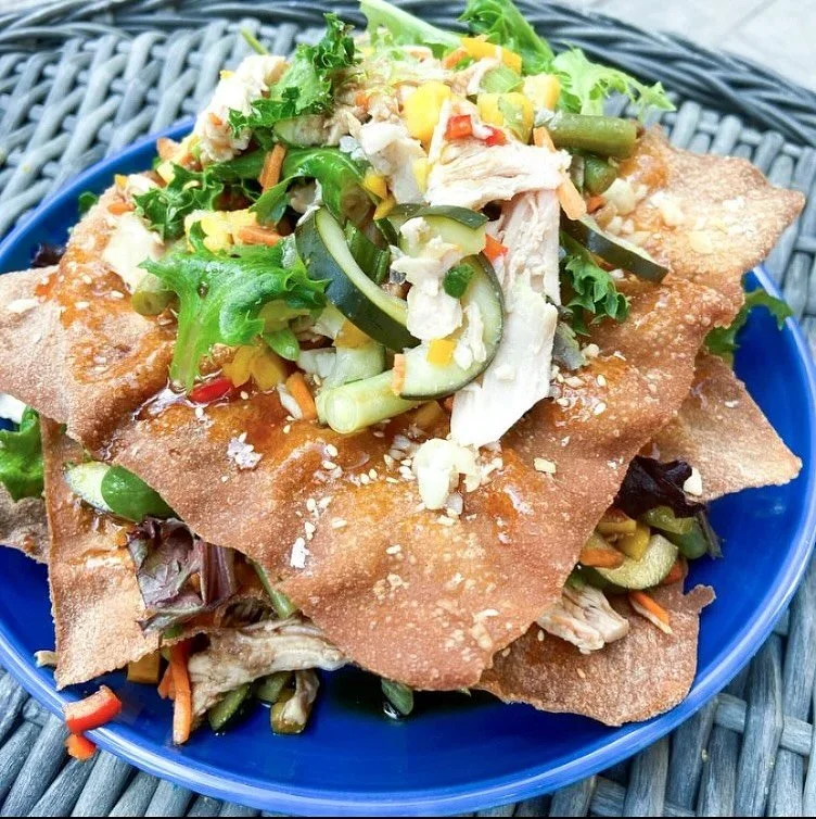 Luau chicken salad- in a heartbeat takes me back to the NICU days when we ate Cheesecake Factory on repeat. 

full recipe on lindsayEats.com
link in bio @_lindsayeats_ 

#chicken #wonton #mango #greenbean #luau #salad #cheesecakefactory #restaurant #