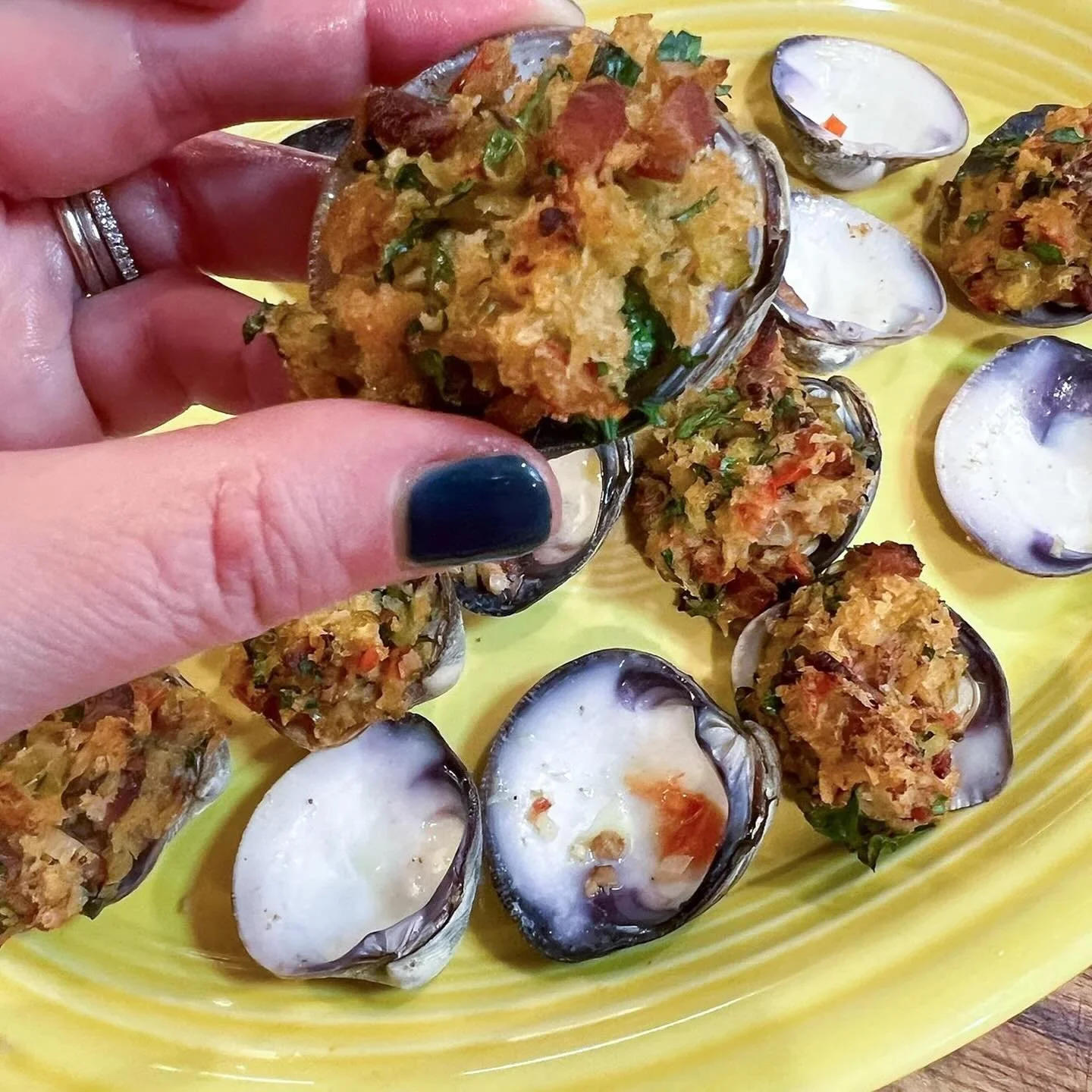 Technically it's deep fried clams day- and while we totally used to mack out in the cone of fried clams at the old Joe's Crab Shack...

I'm throwing it back with clams casino; ya know, just for broil of it all.

full recipe on lindsayEats.com
link in