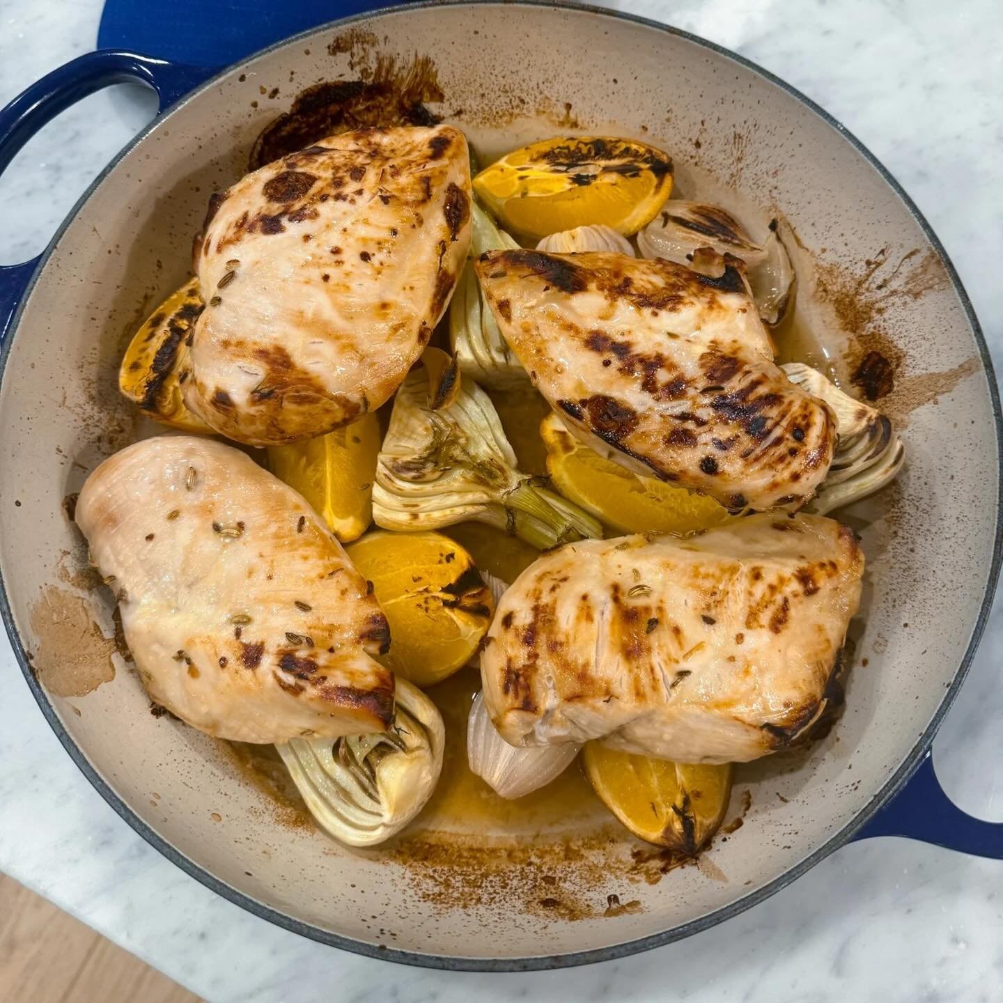 Roasting chicken over oranges? Who woulda thunk?

full recipe on lindsayEats.com
link in bio @_lindsayeats_ 

#roastchicken #orange #lindsayEats #sandiego #recipedeveloper