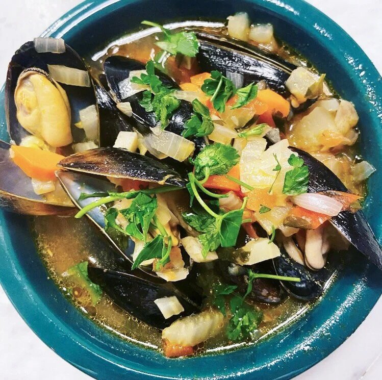 If you're gonna make frites, you might as well make some mussels to go along with them...

full recipe on lindsayEats.com
link in bio @_lindsayeats_ 

#mussels #pescatarian #lindsayEats #sandiego #recipedeveloper
