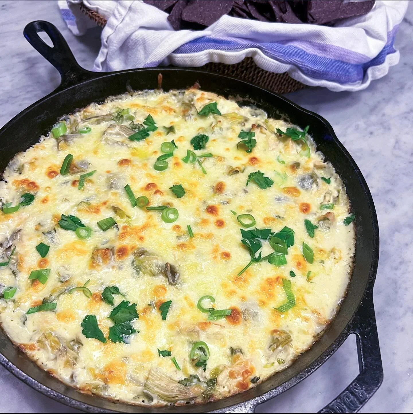 This cheesy artichoke and chicken dip just might make the playoffs more bearable to watch...

full recipe on lindsayEats.com
link in bio @_lindsayeats_ 

#artichokedip #cheesedip #lindsayEats #sandiego #recipedeveloper