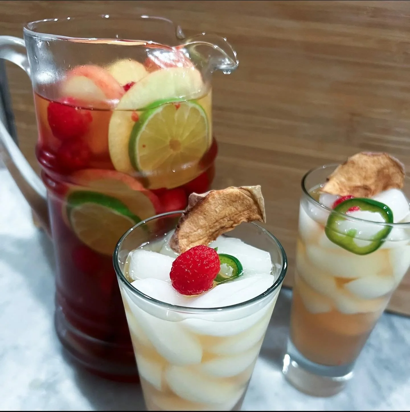 Sangria style spicy apple cider margarita... for the Super Bowl and beyond...

full recipe on lindsayEats.com
link in bio @_lindsayeats_ 

#sangria #applecider #superbowlfood #lindsayEats #sandiego