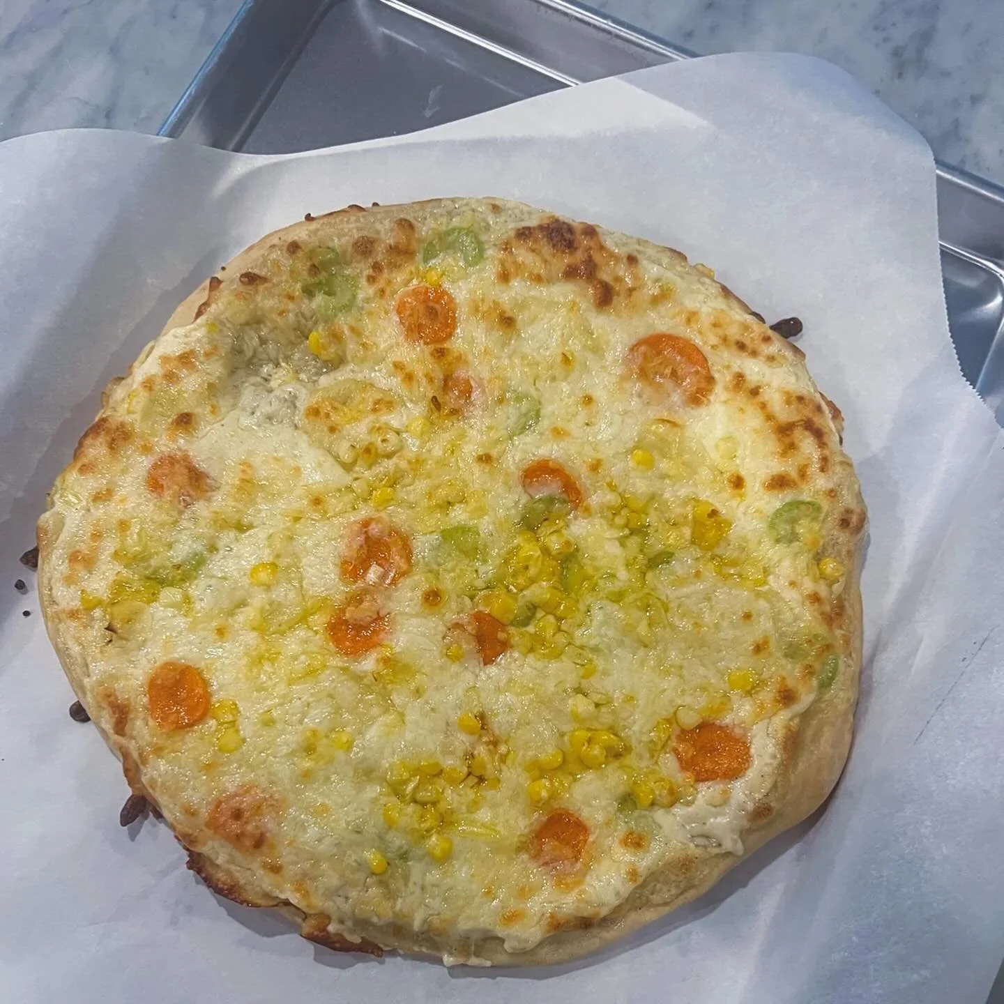 It's pizza day! And meatless Monday, so we're throwing this corn chowder pizza in the @pizzagirl oven and calling it a night.

full recipe on lindsayEats.com
link in bio @_lindsayeats_ 

#pizza #cornchowder #lindsayEats #sandiego #recipedeveloper