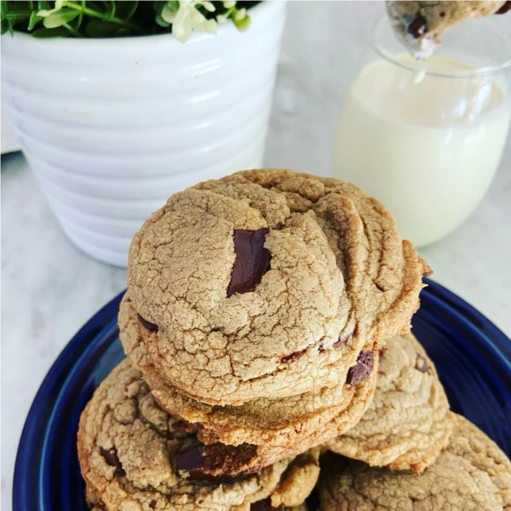Kinda impressive what butter and eggs can do, no? Soft chocolate chunk cookies on deck. Perfect mid-week afterschool treat.

full recipe on lindsayEats.com
link in bio @_lindsayeats_ 

#cookies #chocolatechunkcookies #lindsayEats #sandiego #vitalfarm