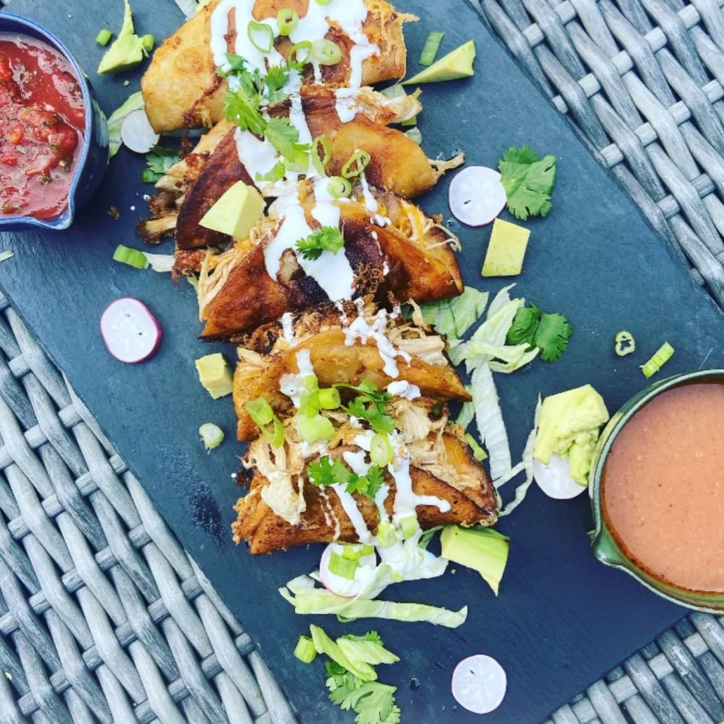 Chicken tinga tacos... your new taco Tuesday obsession.

full recipe on lindsayEats.com
link in bio @_lindsayeats_ 

#tacotuesday #chickentinga #tacos #lindsayEats #sandiego