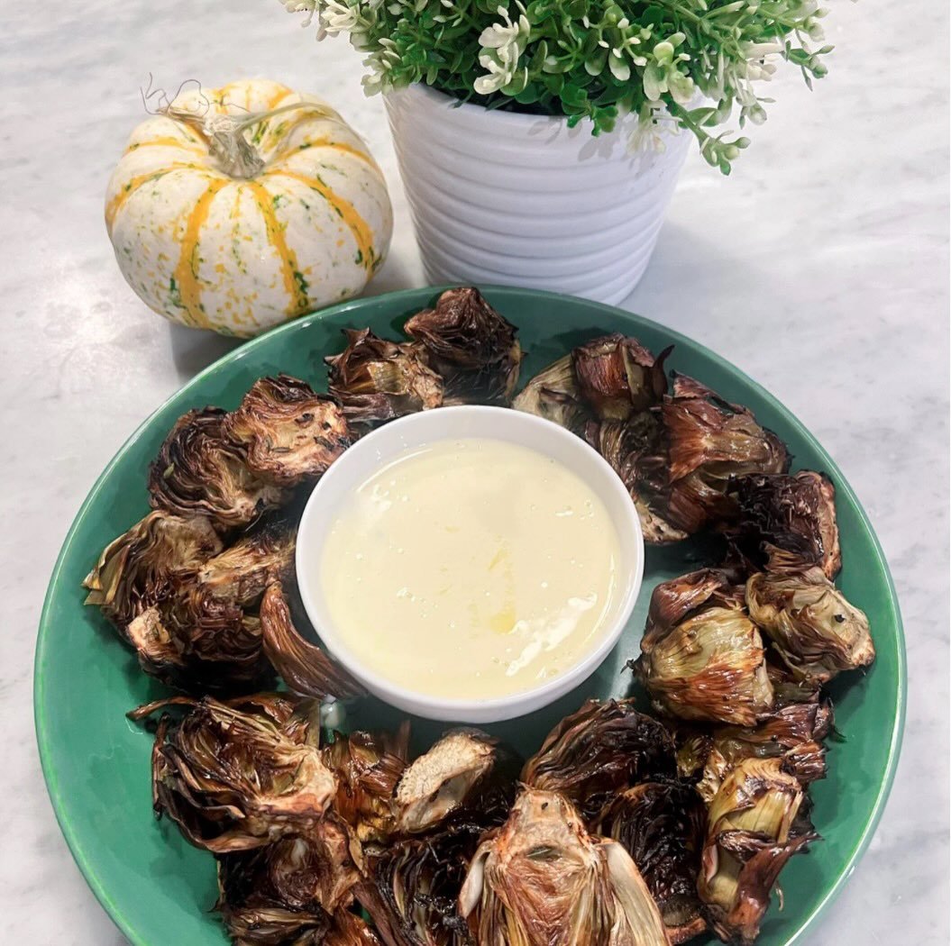Crispy air-fried baby artichokes for meatless Monday... because why shouldn't our snacking game be on point?

full recipe on lindsayEats.com
link in bio @_lindsayeats_ 

#airfryer #artichokes #meatlessmonday #lindsayEats #recipedeveloper