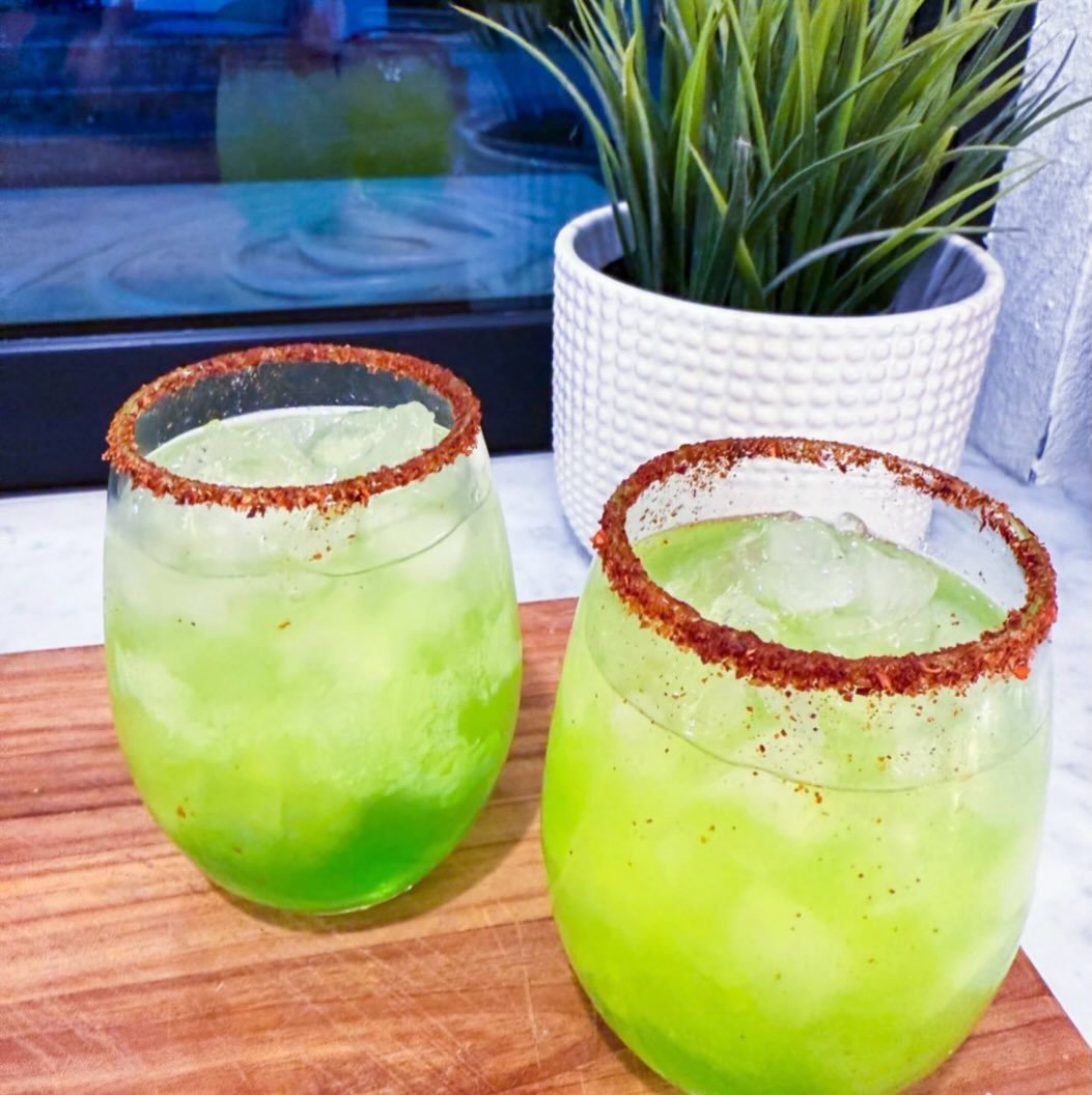 When St. Patrick's Day lands on taco Tuesday what's your girl to do but make a midori marg? Cheers!

full recipe on lindsayEats.com
link in bio @_lindsayeats_ 

#margarita #melon #tacotuesday #stpatricksday #lindsayEats