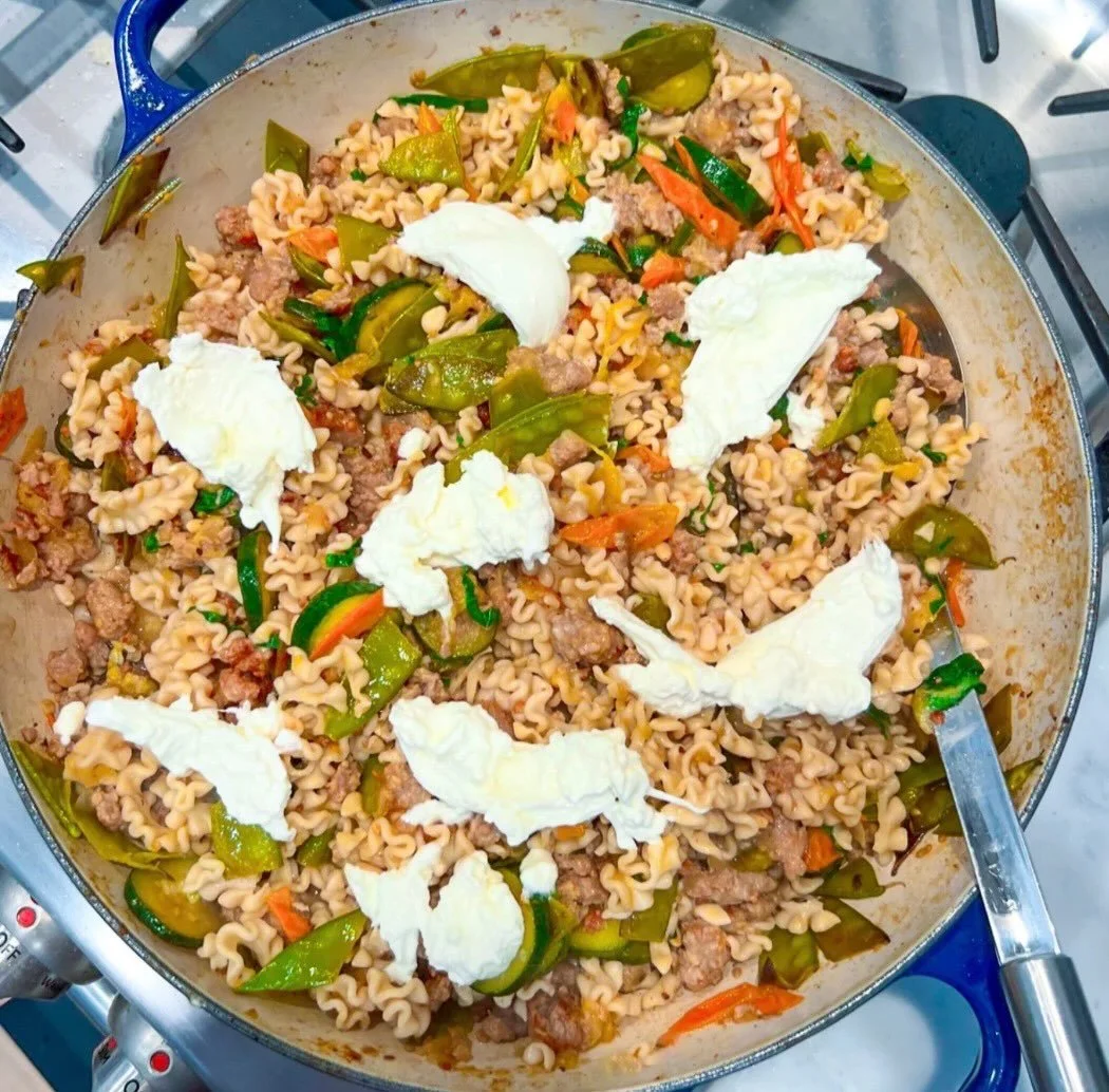 I mean... who's not ready for a deconstructed pesto sausage pasta this time of the week? 🙋&zwj;♀️

full recipe on lindsayEats.com
link in bio @_lindsayeats_ 

#sausage #pasta #pesto #lindsayEats #recipedeveloper