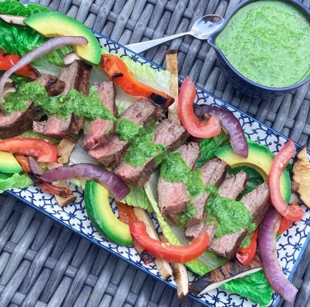 Flank steak salad with grilled veg and chimi.

Who else has been breaking out the grill lately?

full recipe on lindsayEats.com
link in bio @_lindsayeats_ 

#flanksteak #salad #steak #grill #lindsayEats