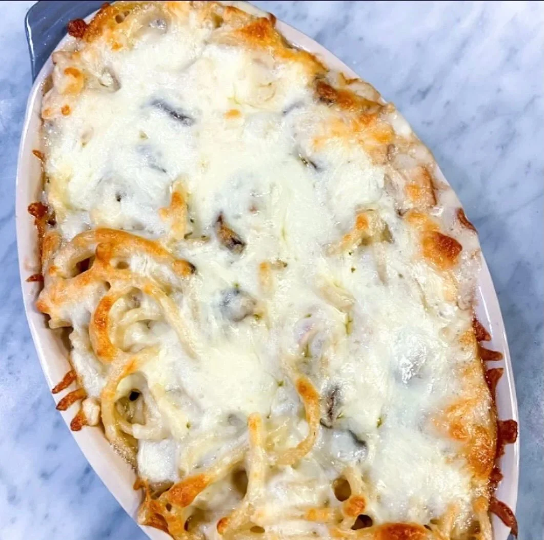 Chicken tetrazzini... your friendly Sunday supper inspo

full recipe on lindsayEats.com
link in bio @_lindsayeats_ 

#chicken #sundaysupper #casserole #lindsayEats #comfortfood