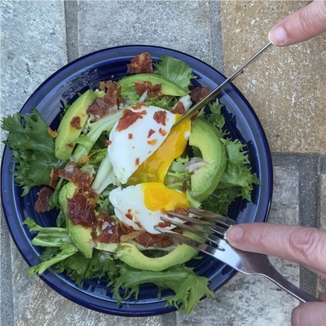 My fave poached egg salad for when I'm feeling a little saucy...

Stay tuned for my new poached egg hack...

full recipe on lindsayEats.com
link in bio @_lindsayeats_ 

#egg #vitalfarmsvff #poachedeggs #salad #lindsayeats