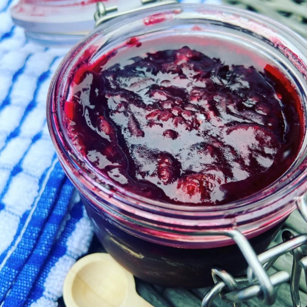 Triple berry refrigerator jam- the staple for all your brunch needs. Trust.

full recipe on LindsayEats.com
link in bio @_lindsayeats_ 

#jam #jelly #berries #lindsayEats #recipedeveloper