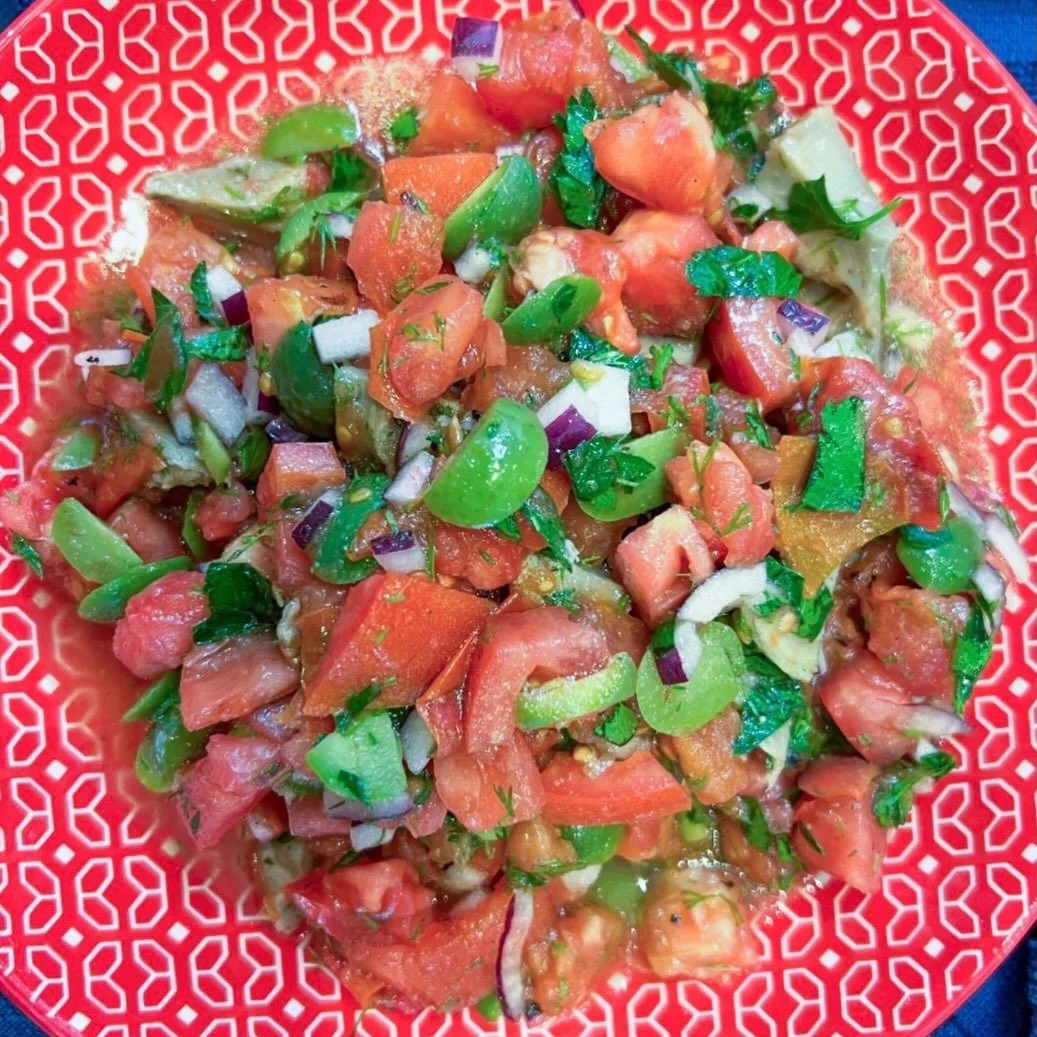 Grilled-ish tomato tapenade 

full recipe on lindsayEats.com
link in bio @_lindsayeats_ 

#meatlessmonday #tomato #olive #tapenade #lindsayEats