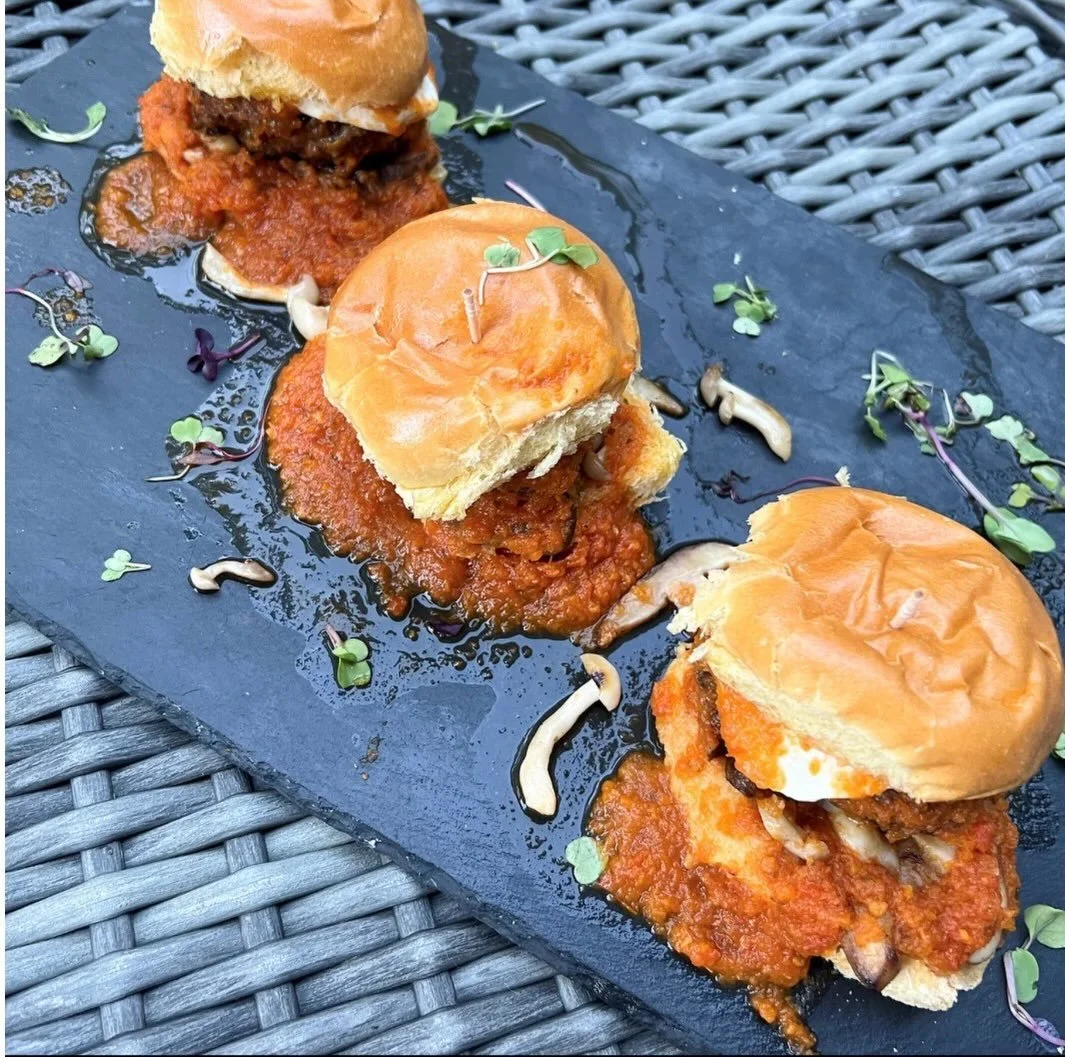 Grilled meatball sliders... most definitely a thing.

full recipe on lindsayEats.com
link in bio @_lindsayeats_ 

#meatballsub #sliders #meatballs #grill #lindsayEats