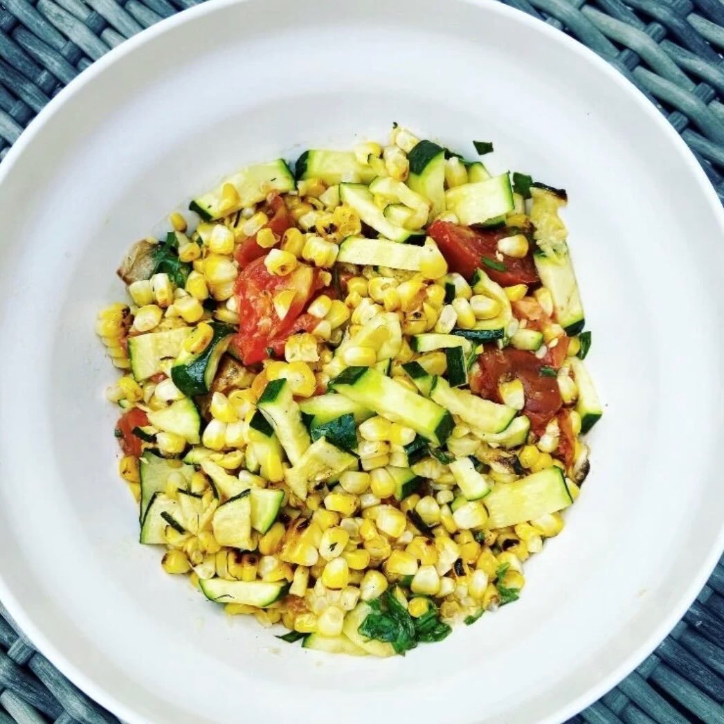 In our cooked vegetable era... with this warm corn salad

full recipe on lindsayEats.com
link in bio @_lindsayeats_ 

#corn #grilled #tomato #zucchini #lindsayEats
