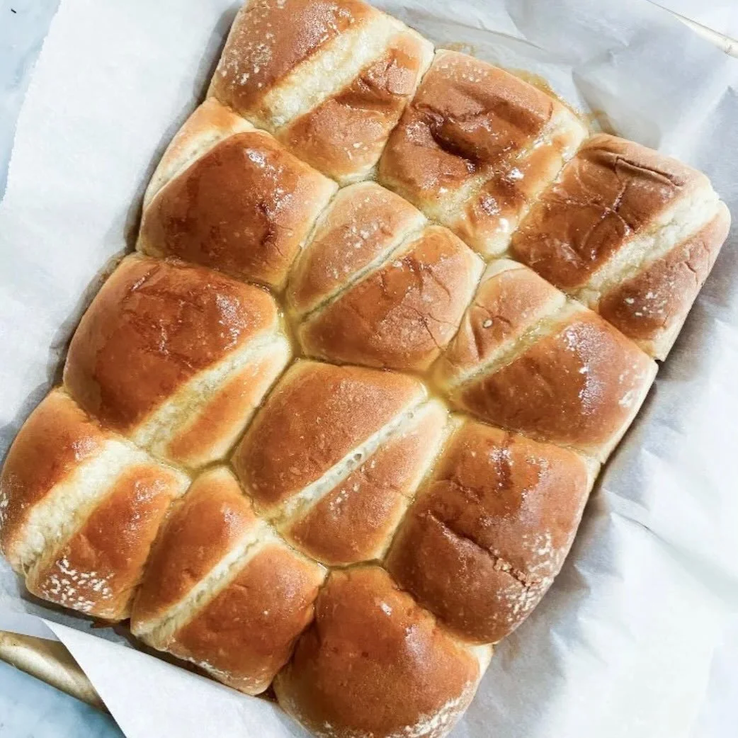 Honey buttered rolls... they go really well with clams. Just saying...

full recipe on lindsayEats.com
link in bio @_lindsayeats_ 

#rolls #bread #honeybutter #sides #lindsayEats