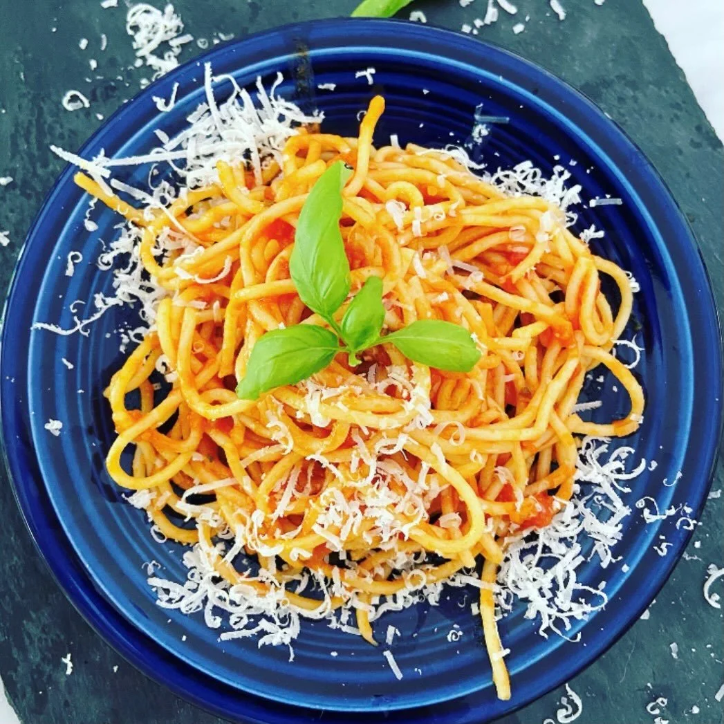 Tomato based pasta sauce- the best thanks to a little help from my favorite @luciniitalia jar

full recipe on lindsayEats.com
link in bio @_lindsayeats_ 

#pasta #meatlessmonday #tomatosauce #easyweeknightmeals #lindsayEats