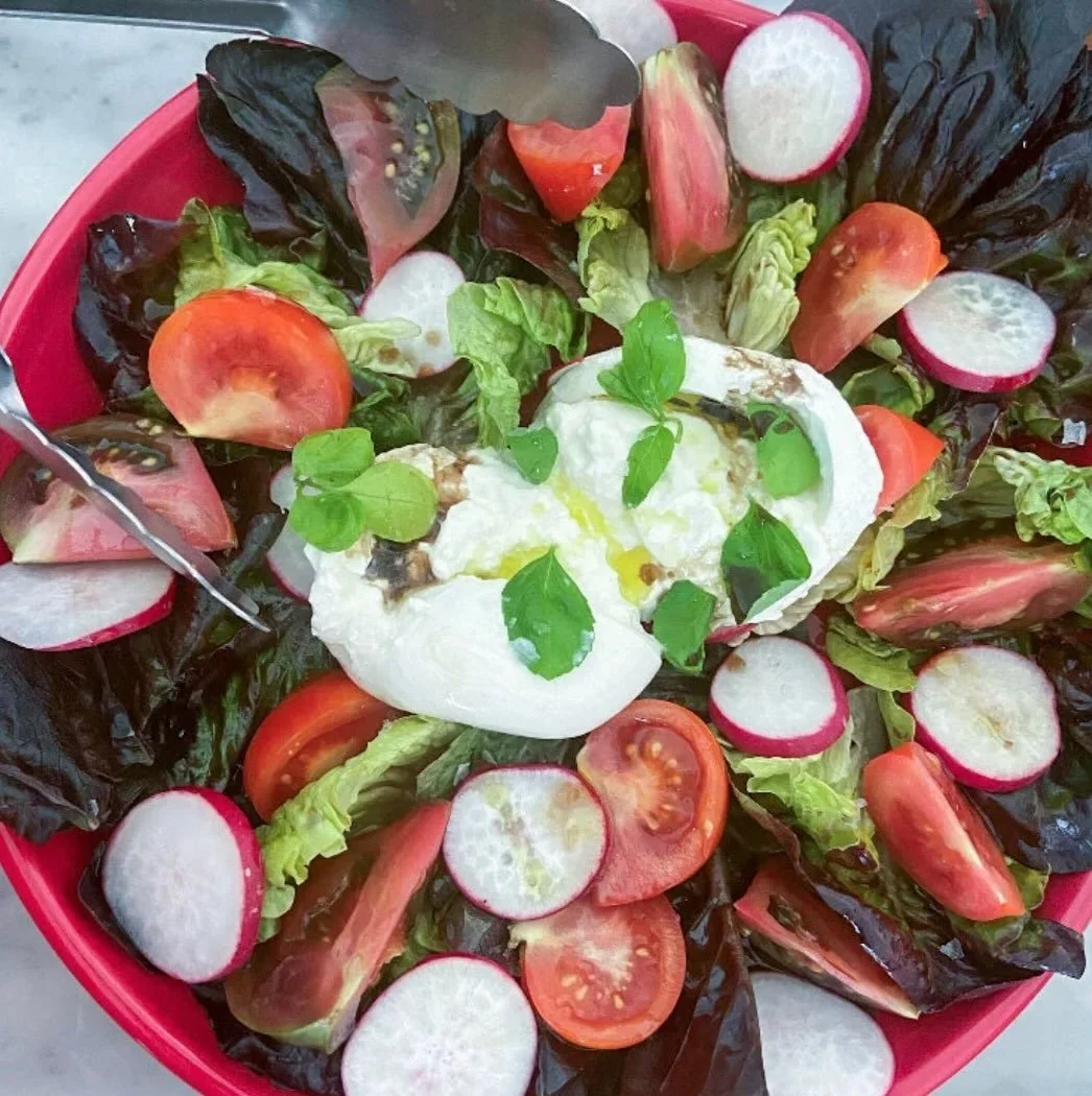 Meatless Monday doesn't get easier than this...

little gem salad with heirloom tomatoes and burrata 

full recipe on lindsayEats.com
link in bio @_lindsayeats_ 

#meatlessmonday #vegetarian #salad #burrata #lindsayEats