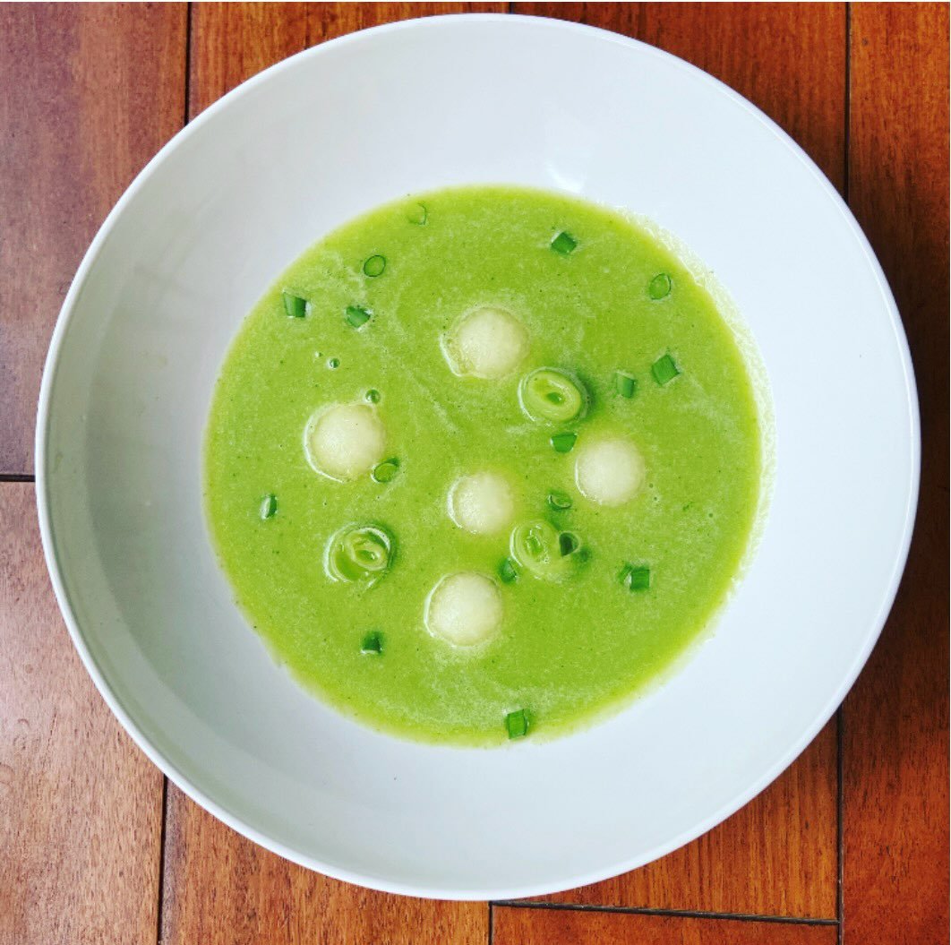 Cucumber/melon gazpacho... seems pretty apropos for the heat wave we r having rn...

full recipe on lindsayEats.com
link in bio @_lindsayeats_ 

#gazpacho #cucumber #melon #meatlessmonday #lindsayEats.com