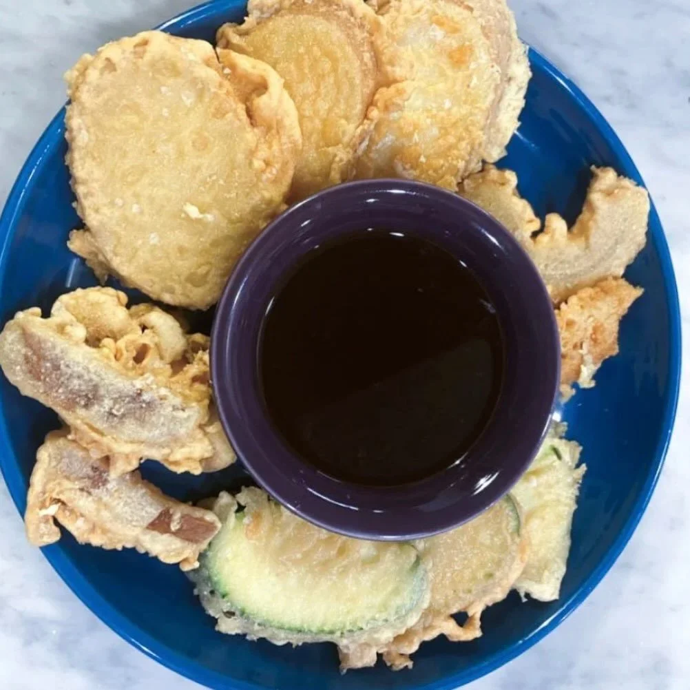 Veggie tempura anyone? I mean, if you've got the ponzu you might as well, right?

full recipe on lindsayEats.com
link in bio @_lindsayeats_ 

#tempura #ponzu #vegetabletempura #vegetarian #lindsayEats