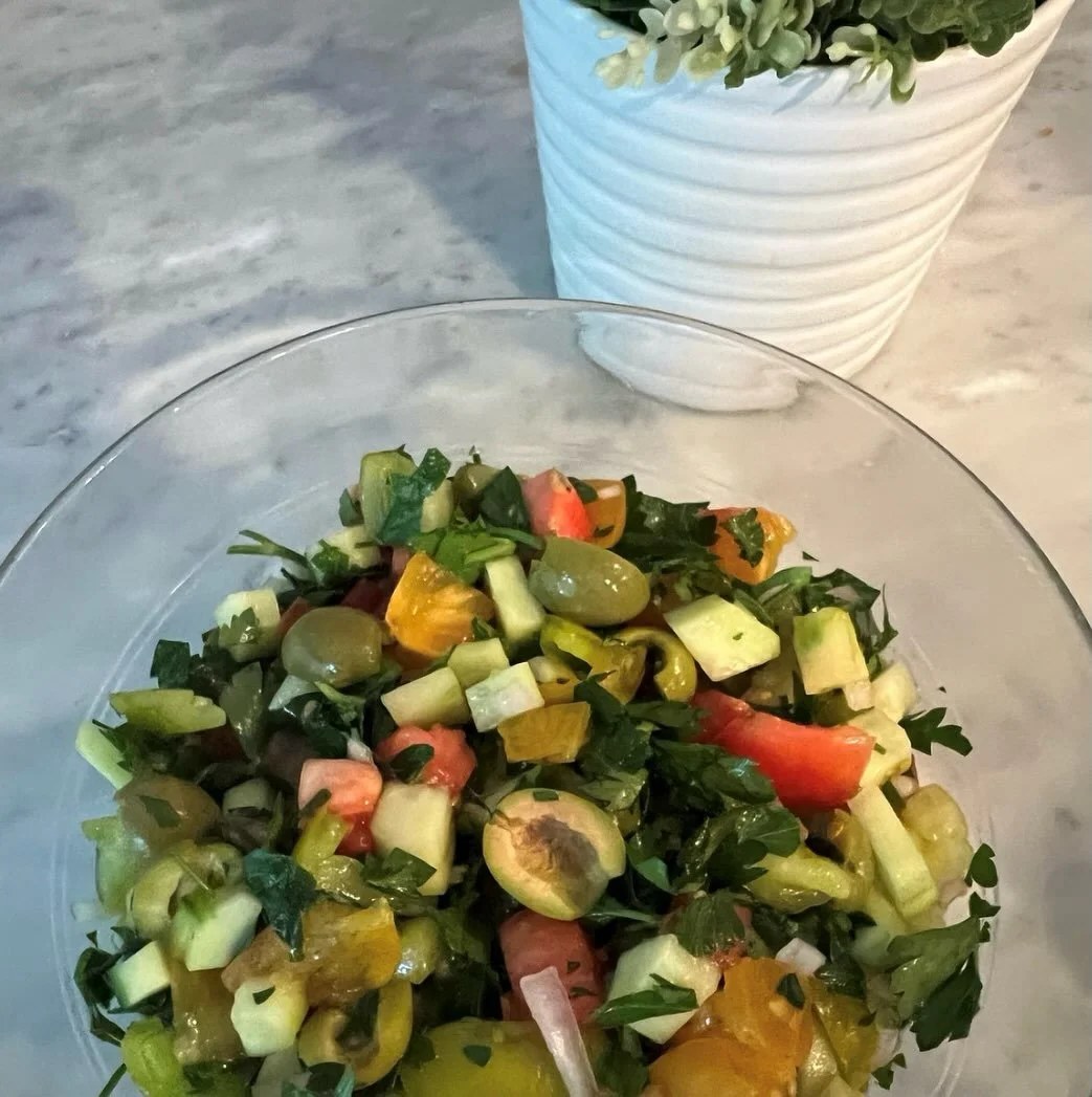Circling back to the Greek theme in prep for Labor Day... with this Mediterranean salad

full recipe on lindsayEats.com
link in bio @_lindsayeats_ 

#greekfood #olives #tomato #salad #lindsayEats