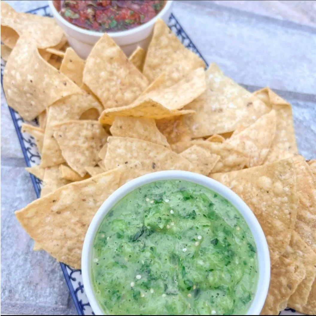 Fresh tomatillo salsa... as seen in my @ediblesdmag article 

full recipe on lindsayEats.com
link in bio @_lindsayeats_ 

#salsa #tomatillo #chipsandsalsa #chipsanddip #lindsayeats