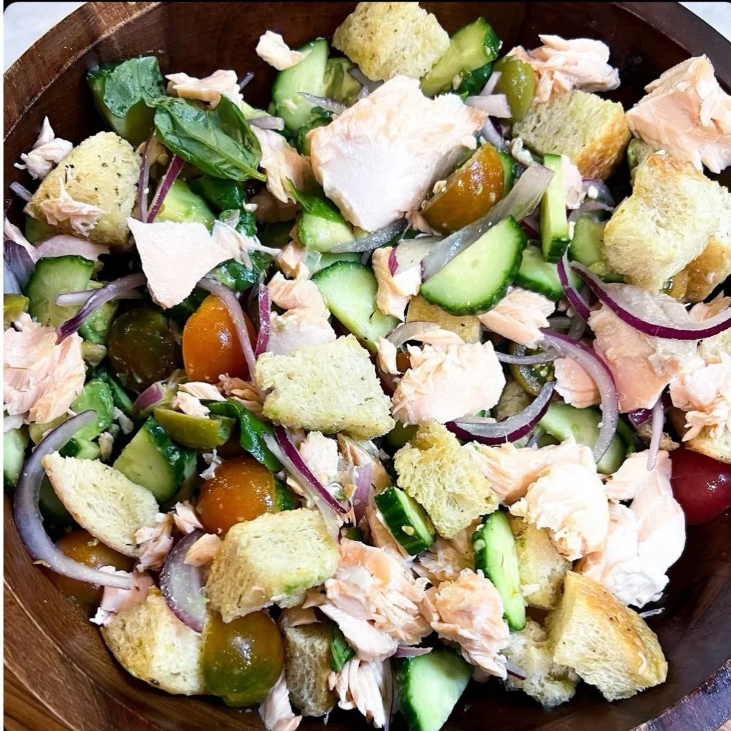 Salmon panzanella... it's a vibe. 

full recipe on lindsayEats.com
link in bio @_lindsayeats_ 

#salad #panzanella #salmon #pescatarian #lindsayEats