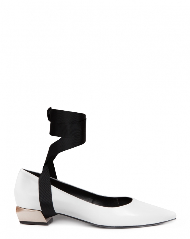 Sapato branco com tira preta e salto cromado