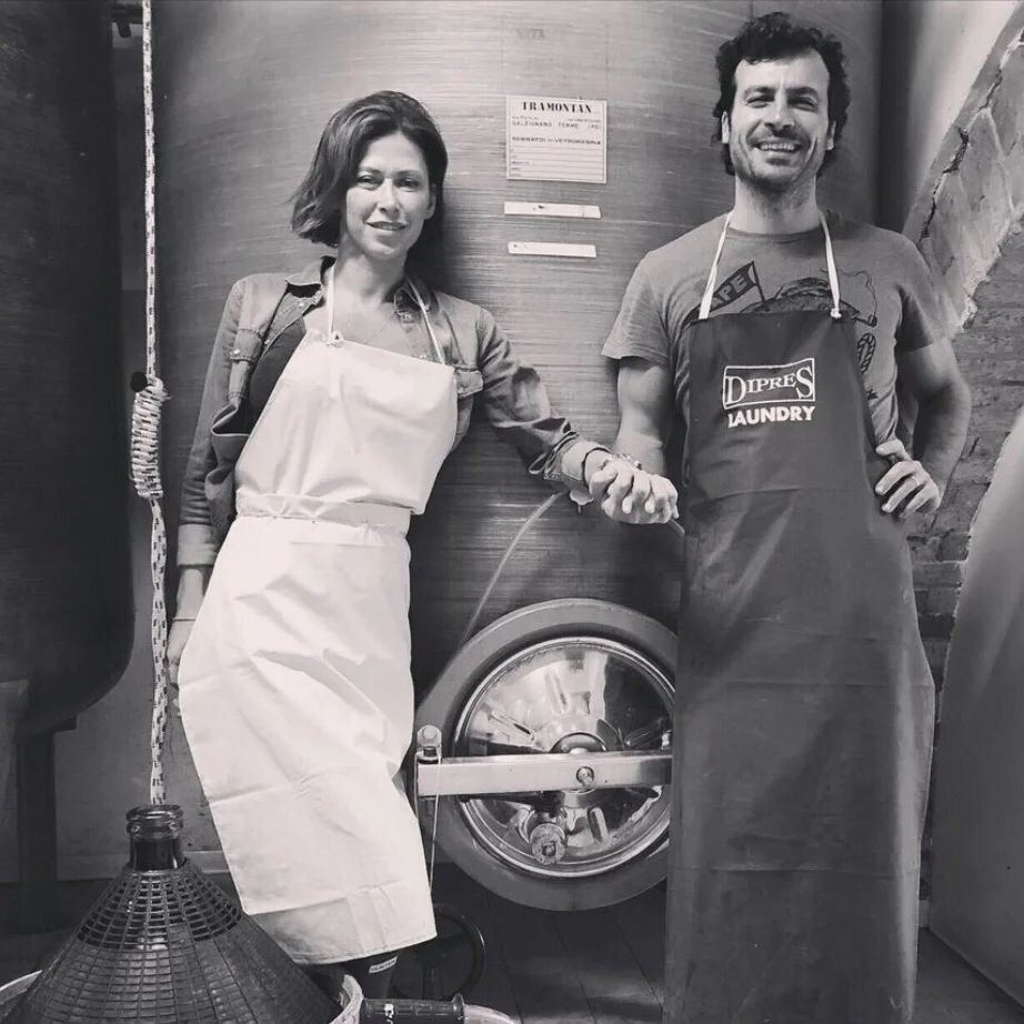 Leonardo Sassi et Adriana Marega

 Podere Sassi

La petite &eacute;quipe de l&rsquo;exploitation agricole biologique compos&eacute;e de Leonardo, sa femme Adriana Marega et leur employ&eacute; Ram Balvir produit de l&rsquo;huile d&rsquo;olive, des fr