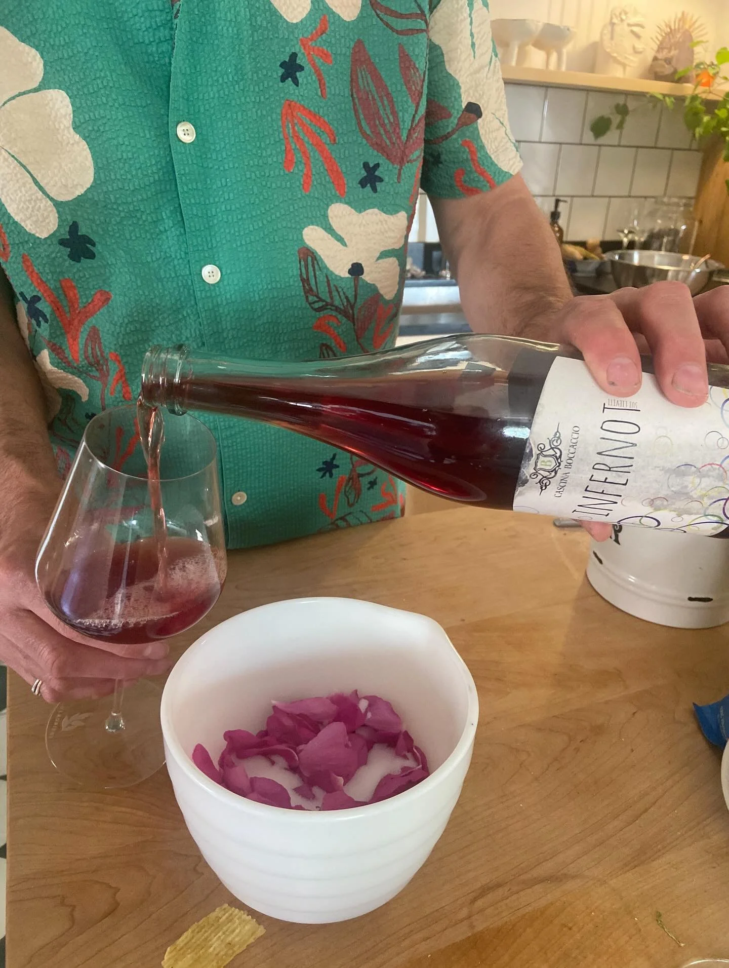 Infernot frizzante, pétales de rose et chemise à fleurs… Evviva l’estate !! #dolcettodalba #vinorossofrizzante