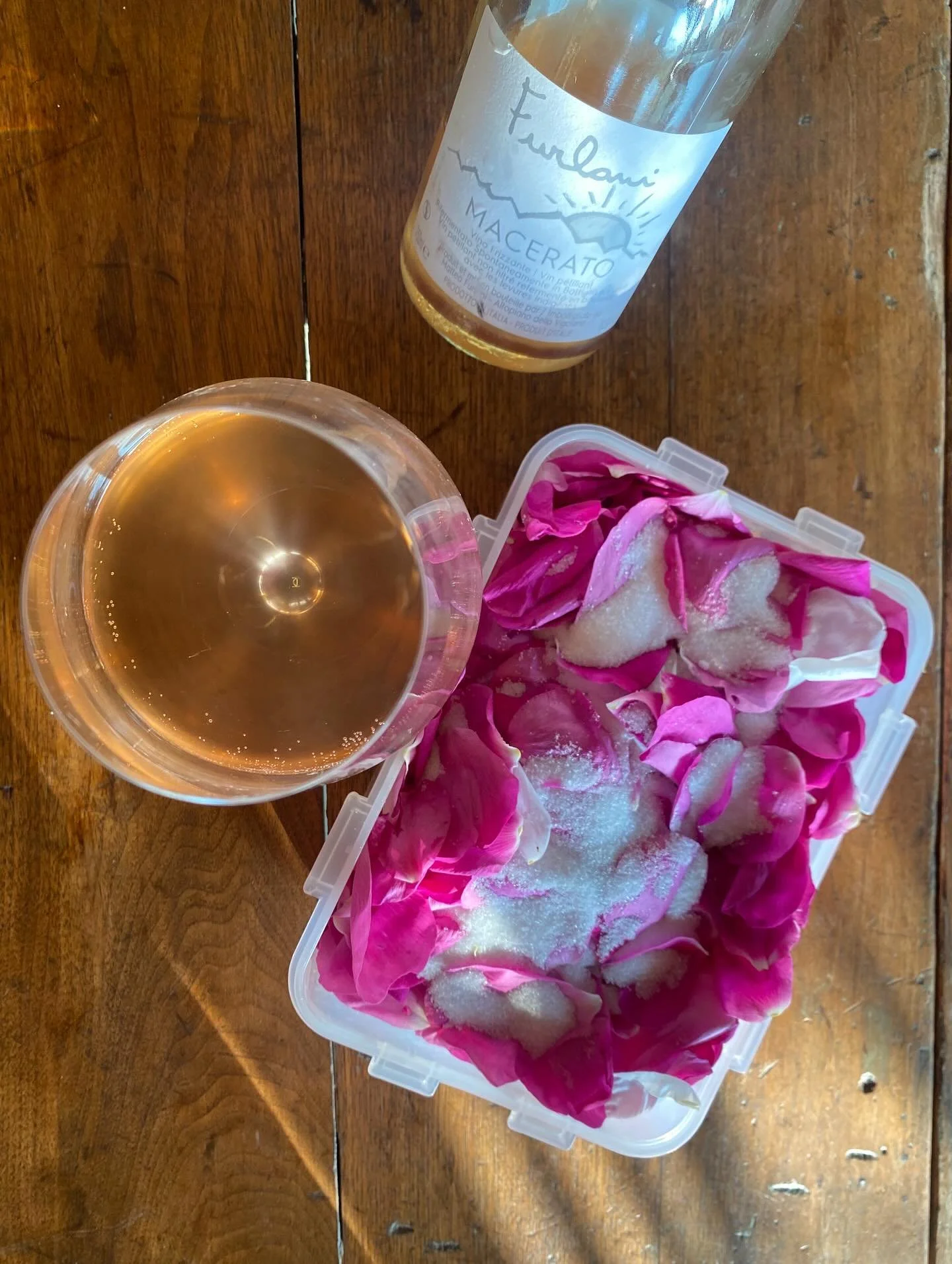 Roses et rosé… 
#pinotgrigiomacerato 
#Vinofrizzante