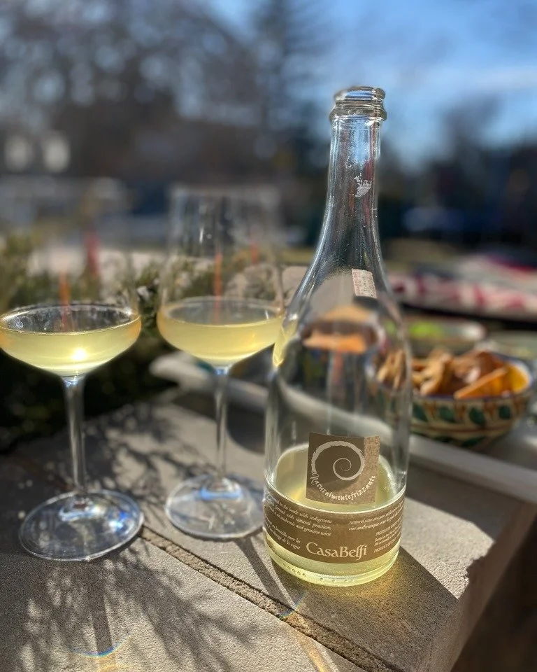 Casa Belfi Naturalmente frizzante. 

💯%Glera

LA bulle pour votre brunch de P&acirc;ques.

Vous pouvez le boire &laquo; limpido &raquo; avec vos antipasti en le versant délicatement afin de laisser les levures au fond de la bouteille et continuer a