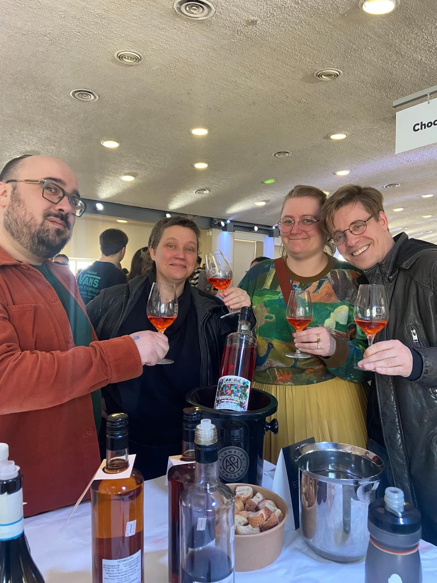 Des clients satisfaits d&eacute;couvrent le Spritz de l&rsquo;&eacute;t&eacute; 2026. Evviva l&rsquo;Aperitivo Furlani ! #aperitivotime