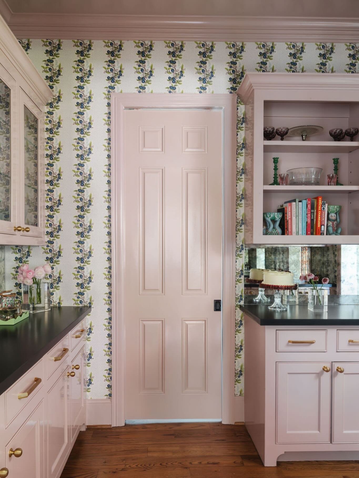 I&rsquo;m doing just vine, thanks! #amandasimmonsinteriors #houstondesign #houstoninteriordesigner #houstondesign #lovewhereyoulive  #butlerspantry #homeinspo #housebeautiful #houstonhomes #texasdesigner #homedecor #design