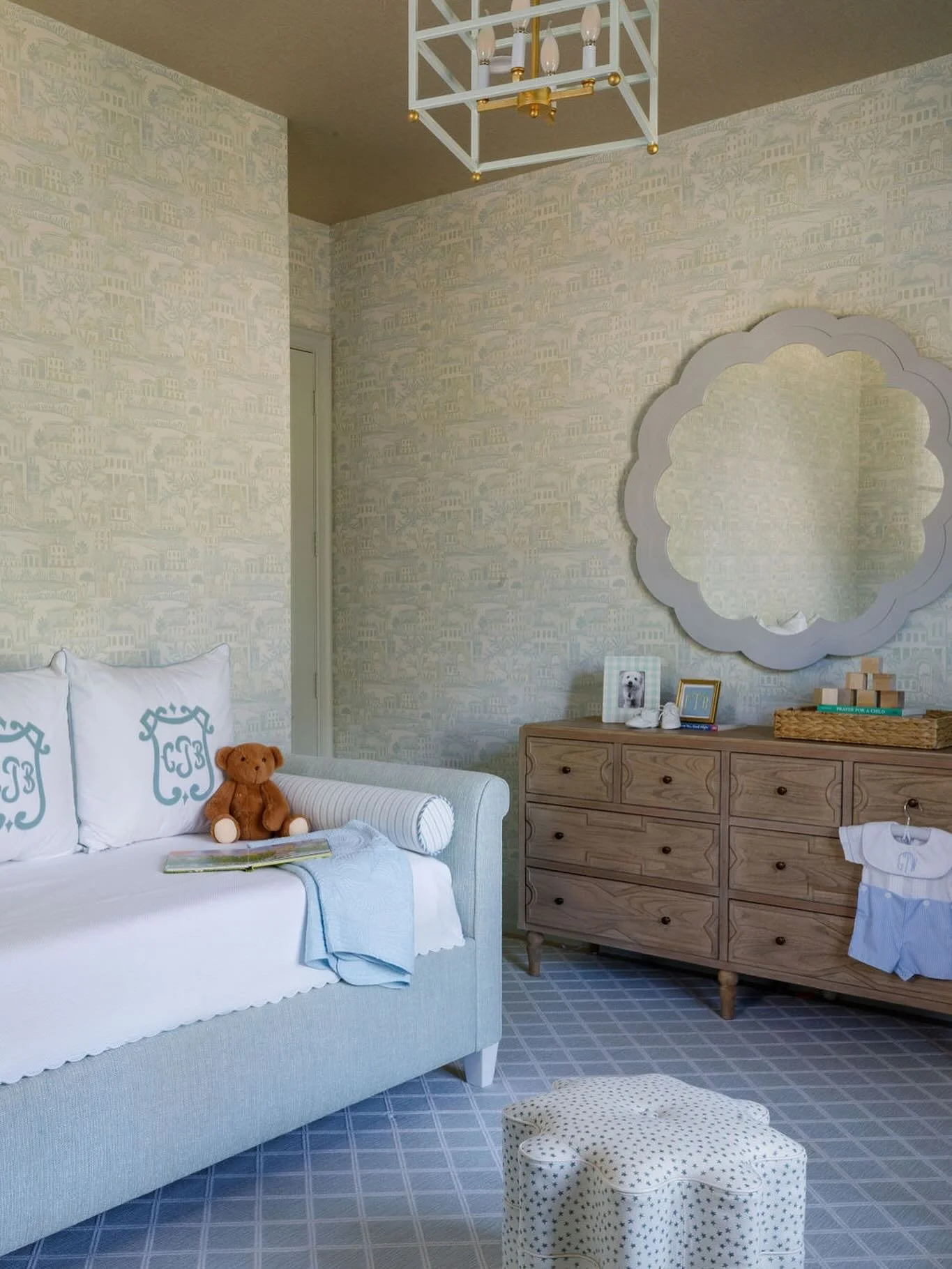 Starry eyed 💫 #amandasimmonsinteriors #houstondesign #houstoninteriordesigner #lovewherryoulive #nursery #homeinspo #housebeautiful #houstonhomes #texasdesigner #homedecor #design