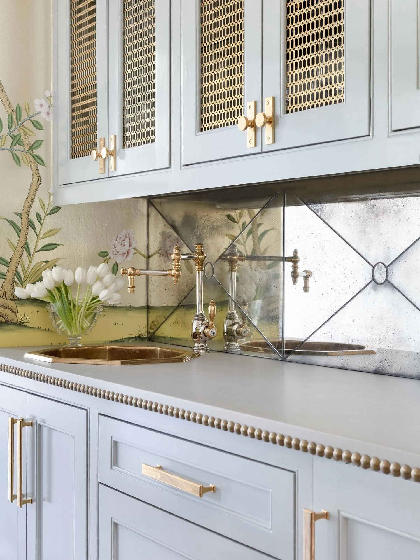 Mirror mirror on the bar #amandasimmonsinteriors #houstondesign #houstoninteriordesigner #houstondesign #lovewhereyoulive  #bar #homeinspo #housebeautiful #houstonhomes #texasdesigner #homedecor #homedesign