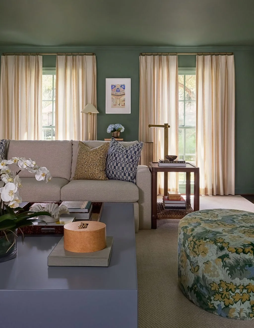 I see trees of green 🍃 #amandasimmonsinteriors #houstondesigner #houstoninteriordesigner #lovewhereyoulive #familyroom #homeinteriors #homeinteriors #houstonhomes #texasdesigner #homedecor #homedesign