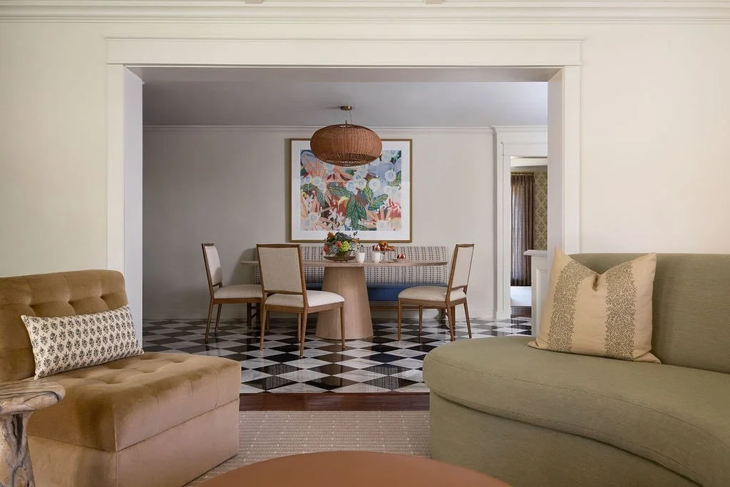 Room with a view #amandasimmonsinteriors #houstondesign #houstoninteriordesigner #lovewhereyoulive #breakfastroom #homeinspo #housebeautiful #houstonhomes #texasdesigner #homedecor