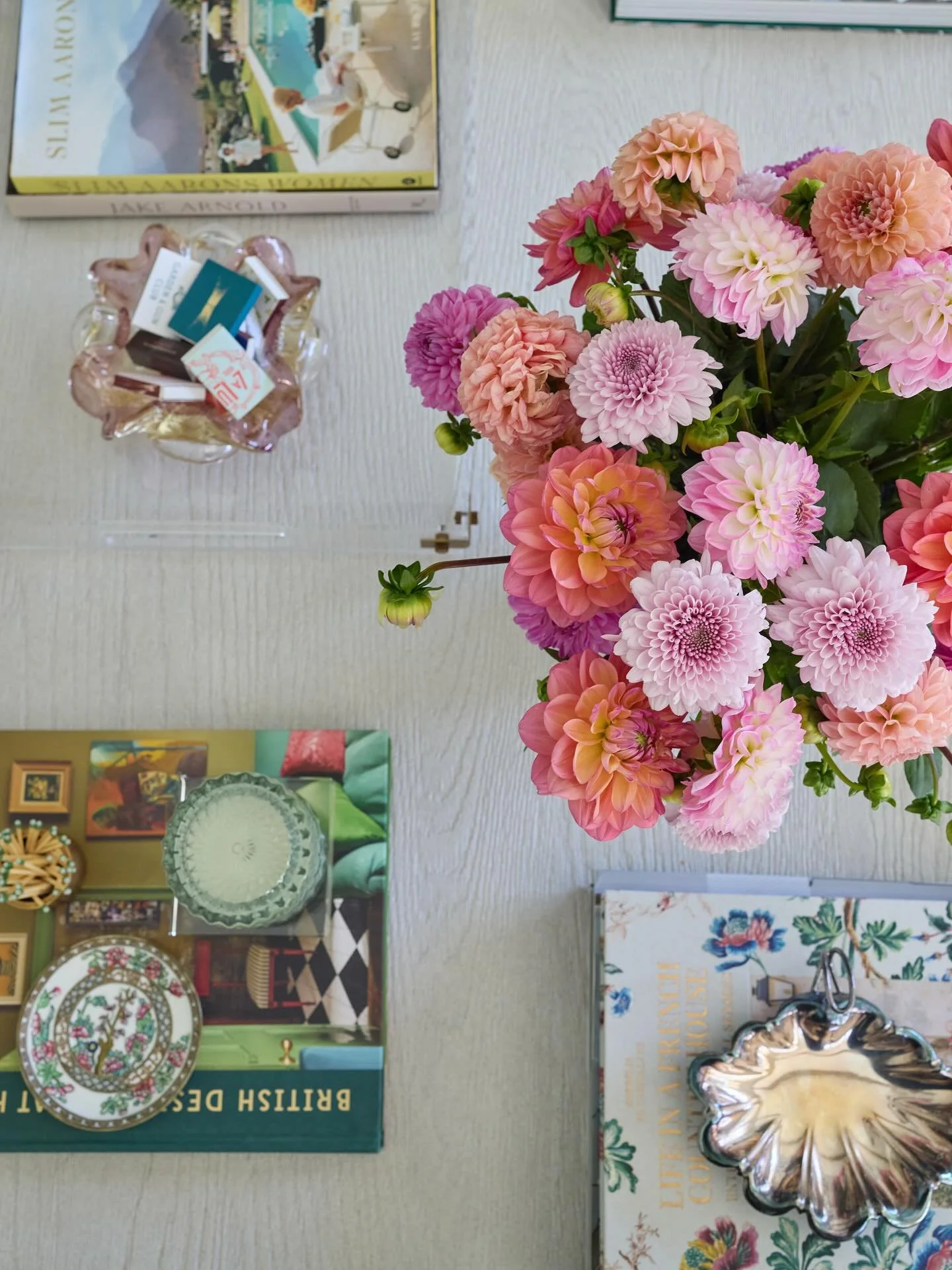 Bird&rsquo;s eye view #amandasimmonsinteriors #houstondesign #houstoninteriordesigner #houstondesign #lovewhereyoulive #coffeetablestyling #homeinspo #housebeautiful #houstonhomes #texasdesigner #homedecor #homedesign