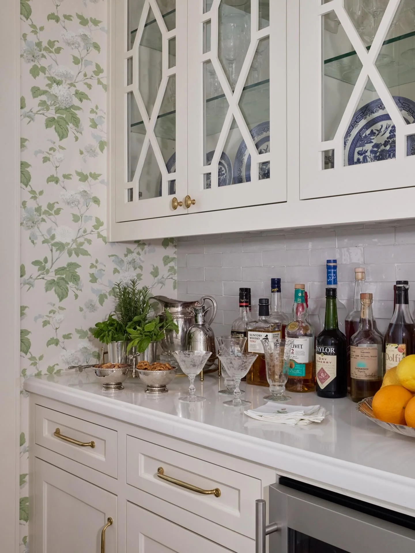 It&rsquo;s holiday pour season! 🍸🎄#amandasimmonsinteriors