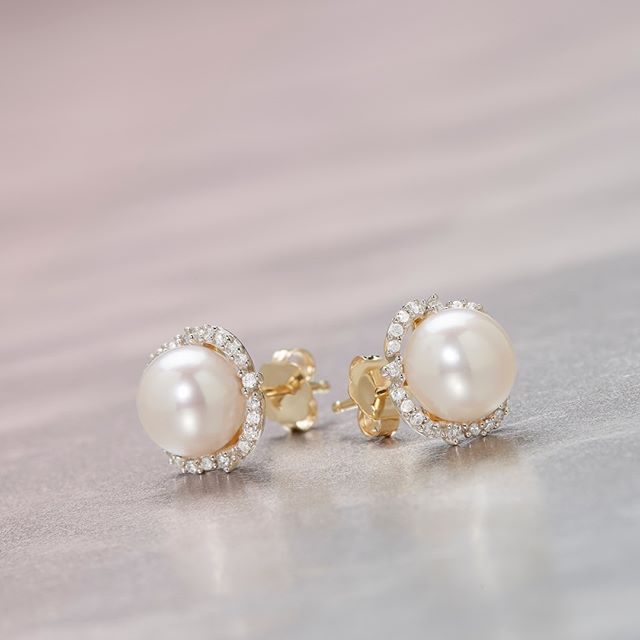 We love a good halo💫💫 Get these Stunners at @Macys!
.
🛍 Link in bio
. 
#findyourluster #lusterfound #pearlsthatgowith #honorapearls
.
.⠀
.⠀
#honora #pearls #beauty #natural #wedding #fallwedding #fall #flashesofdelight #thatsdarling #accessories #