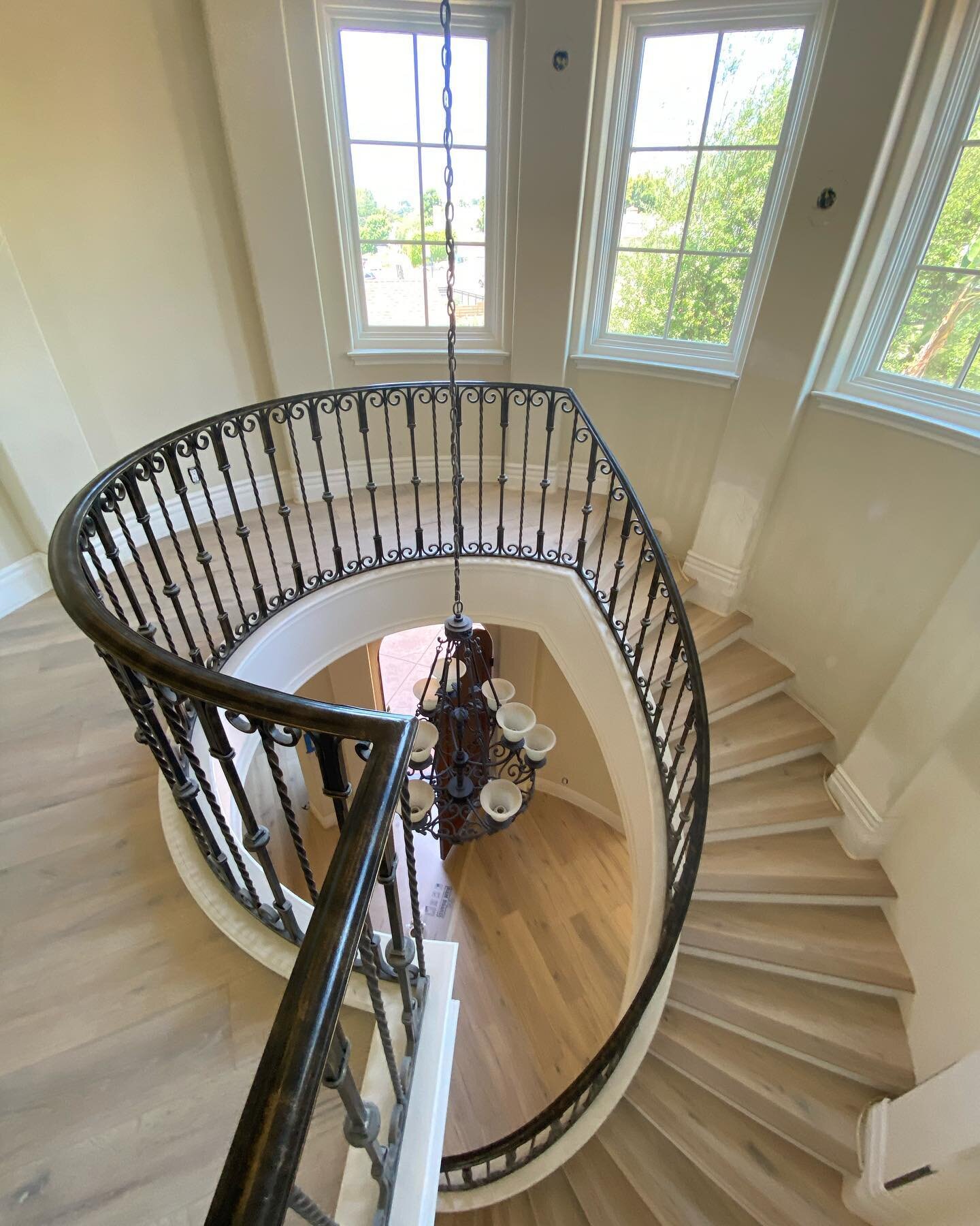 Engineered hardwood staircase 🤩!!! Beautiful spiral all the way up + wide upstairs landing 🛬!!! Wide-plank real hardwood 💯🔥
.
.
.
#flooring #contractor #construction #management #hardwood #engineeredhardwood #staircase #staircasedesign #interiord