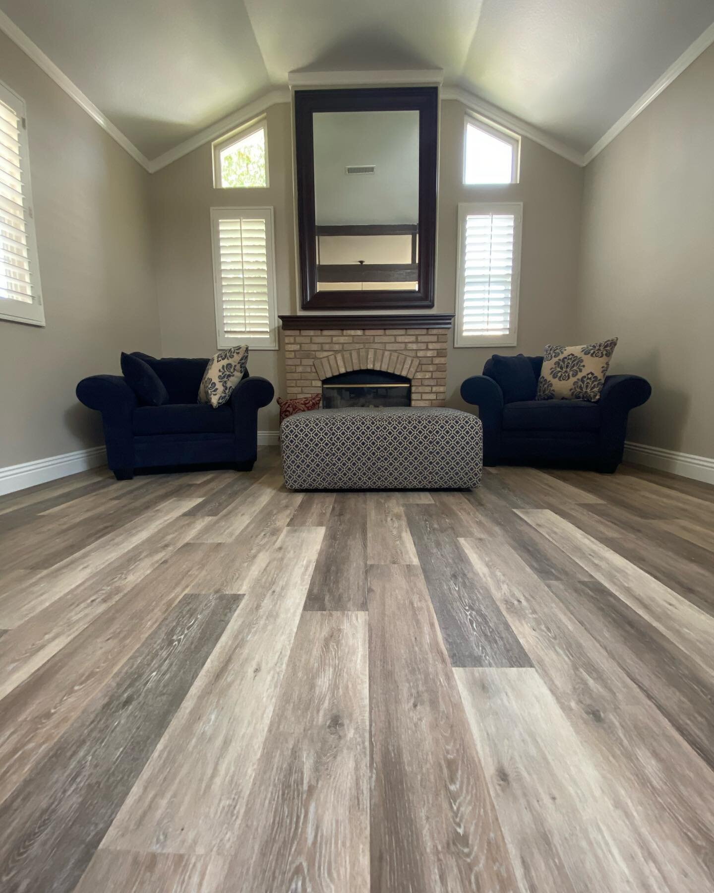 Waterproof flooring all throughout 🤩🤩🤩!! We’re so happy to see the progression of this family’s full-scale remodel, their brand new home looks AMAZING 💯💯💯!!! Huge shoutout out to install crew who went through a tough demo 🔨💪 and of course ou
