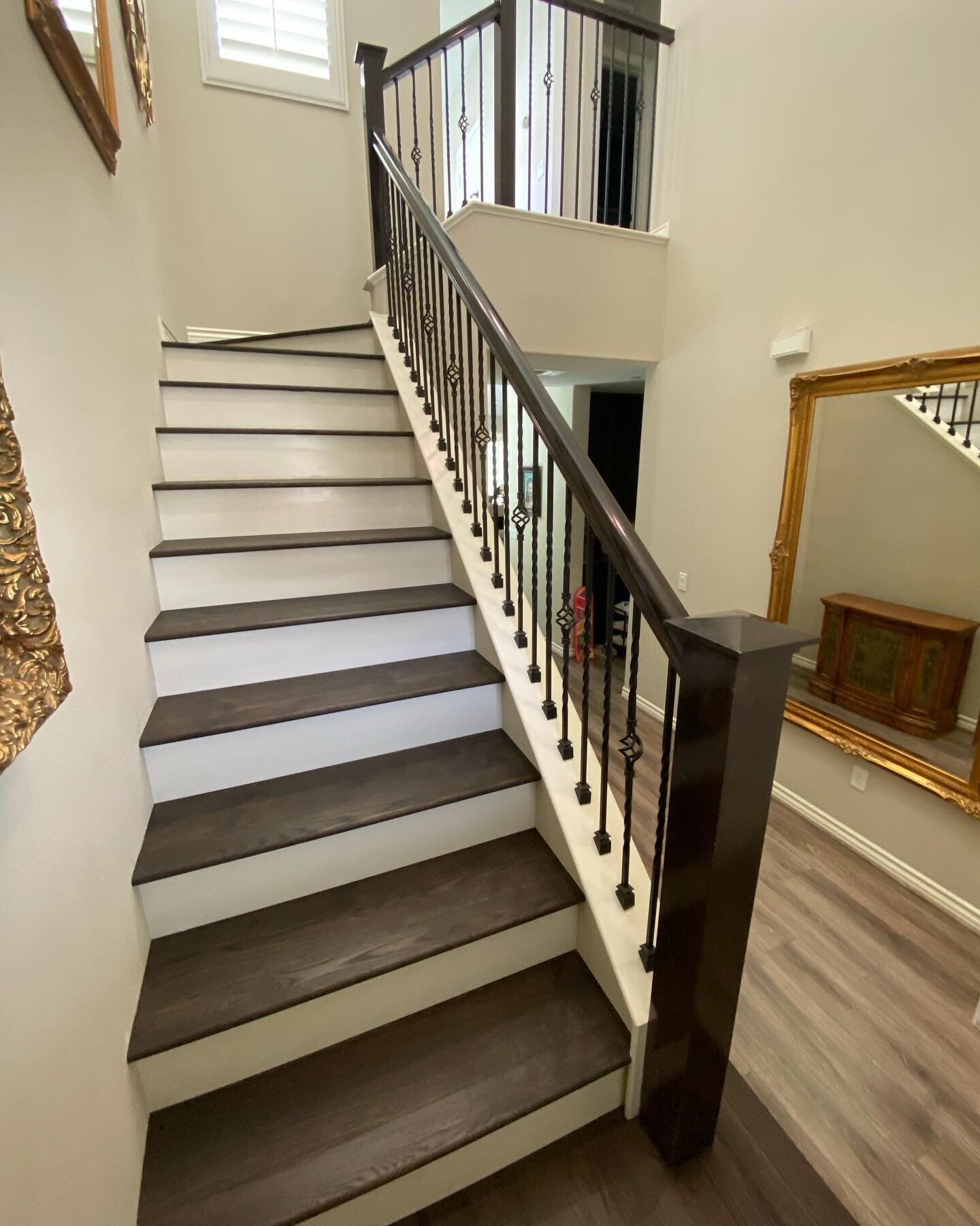 Staircase Flooring Remodel at Tesoro SCV🤩🤩🤩!! Beautiful 💯% natural engineered hardwood + white risers for the contrast 🙌🙌🙌!! Such a great time working with this family 🙏🙏🙏!!!!
.
.
.
#flooring #contractor #hardwood #engineeredhardwood #remod